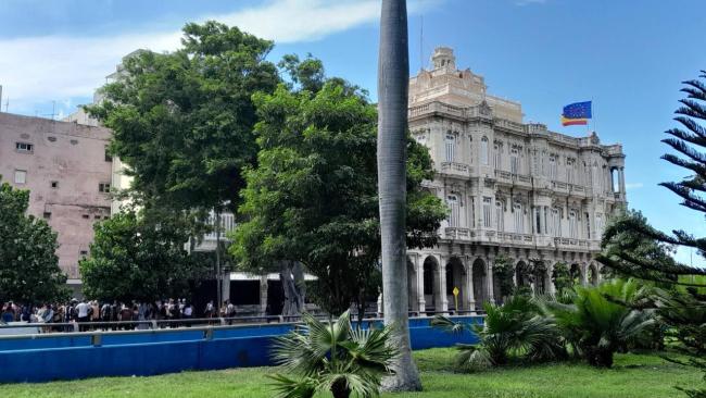 Cubanos hacen cola en el Consulado de España en La Habana.