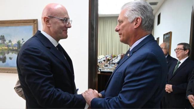 Miguel Díaz-Canel y Dimistri Chernishenko (i).