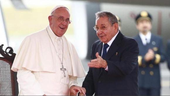 El papa Francisco junto a Raúl Castro.