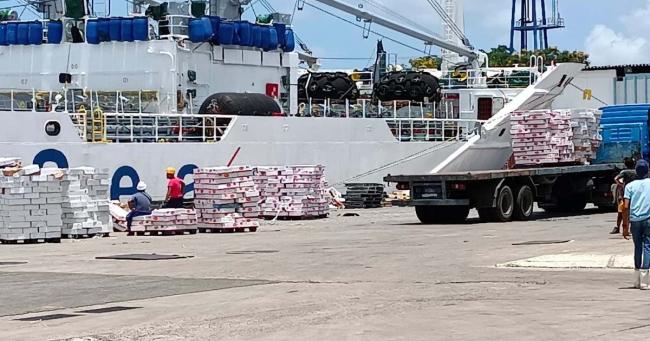 Descarga en Cuba de un barco de EEUU con toneladas de pollo congelado.