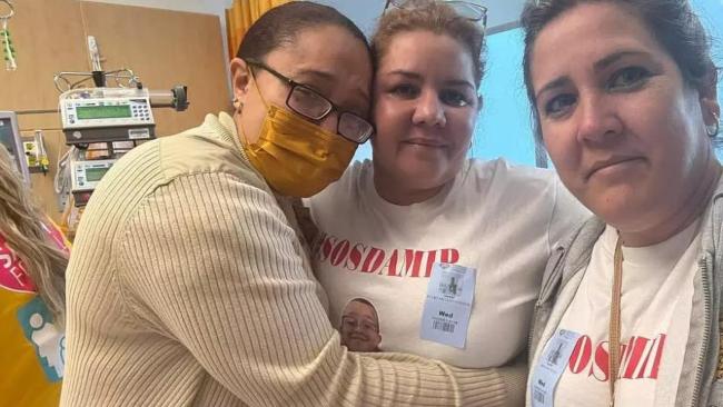 Eliannis Ramírez (izq) en Miami tras la llegada con su hijo Damir Ortiz.