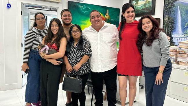 Lázaro Brunet y su familia junto a la abogada Joanna Soler y su asistente.