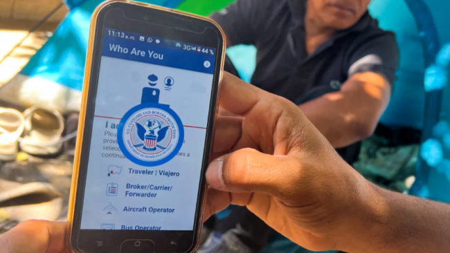 Un migrante en la frontera entre EEUU y México muestra la aplicación CBP One de la agencia de Aduanas y Protección Fronteriza de Estados Unidos CBP One.  