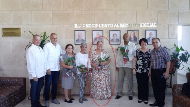 Juana Orquídea Acanda Rodríguez, señalada en rojo, en un reconocimiento en Cuba.
