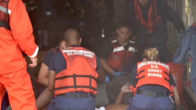 Guardacostas de EEUU rescatan a migrantes cubanos tras un naufragio cerca de Cayo Hueso.