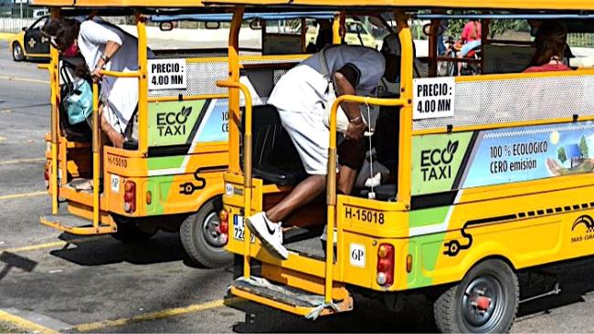 Triciclos eléctricos en La Habana.