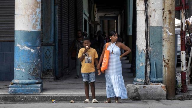 Una madre y su hijo en Cuba.