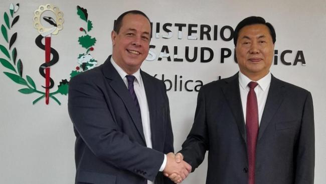El ministro cubano de Salud y el rector de la Universidad de Estudios Internacionales de Hebei refrendaron en La Habana el acuerdo.