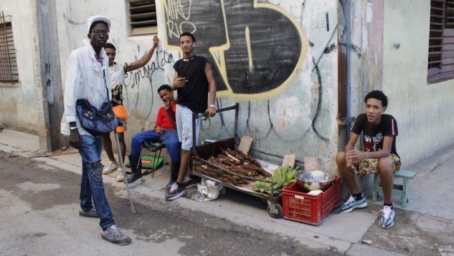 Venta de alimentos en una calle cubana.
