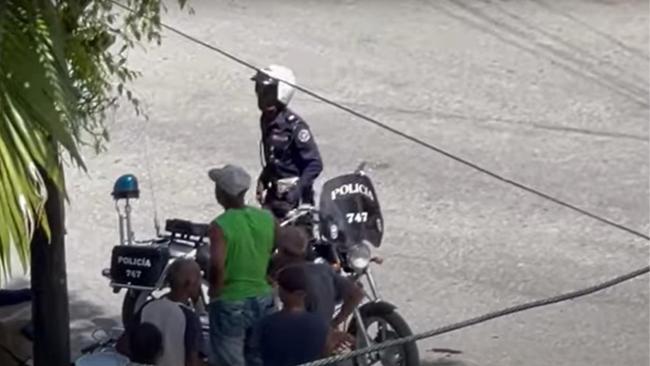 Agente de la Policía en las inmediaciones de la sede de la UNPACU.