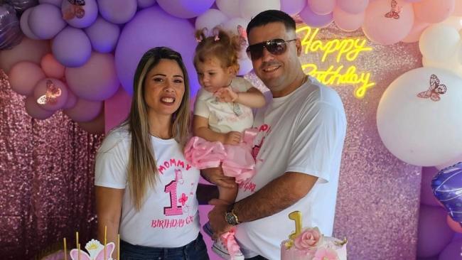 Heydi Sánchez Tejeda junto a su esposo, Carlos Yuniel Valle, y su niña.