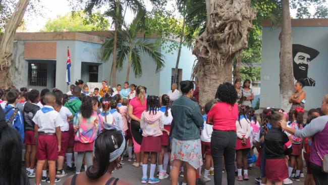 Un matutino en una escuela cubana.