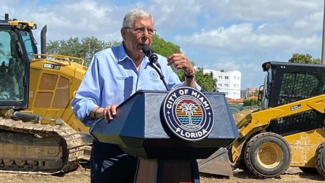 El político cubanoamericano Manolo Reyes en un acto público.