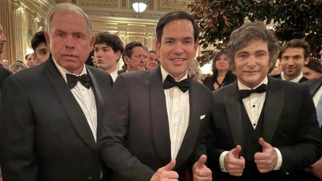 Marco Rubio (centro) junto a Gerardo Werthein (i) y Javier Milei.