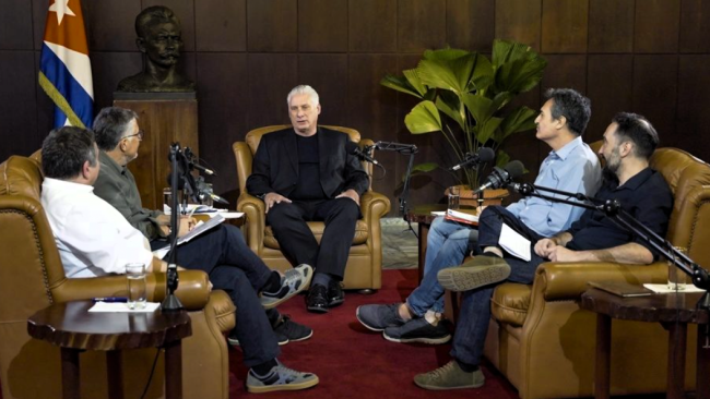 Miguel Díaz-Canel en entrevista en televisión con periodistas españoles.
