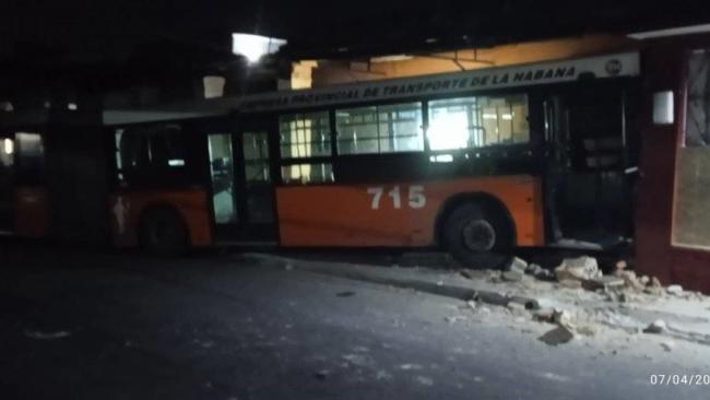 Ómnibus impactado contra la vivienda.