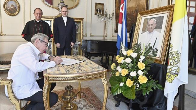 Raúl Castro escribe en el libro de condolencias por la muerte de Francisco.