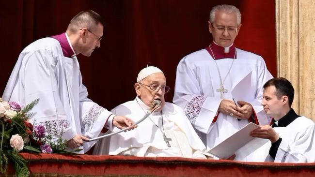 El papa Francisco impartiendo la bendición Urbi et Orbi este Domingo de Pascua.