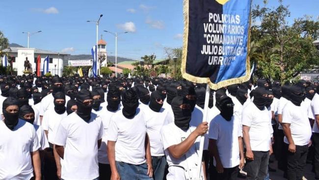 Juramentación de policías voluntarios en Nicaragua, un cuerpo represivo paramilitar del régimen.