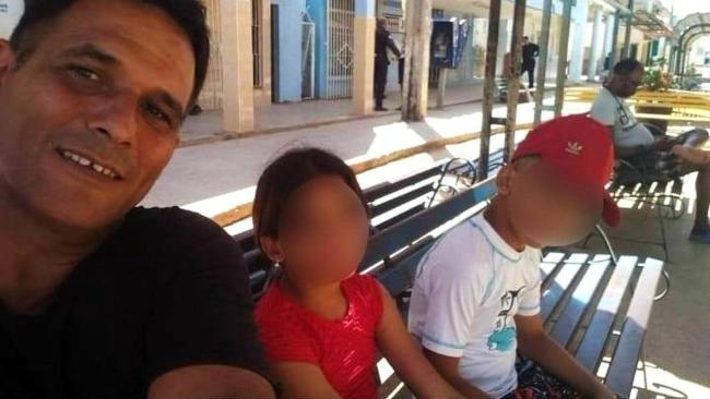 Ángel Delgado y dos de sus hijos.