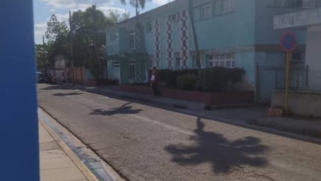 Alina Bárbara López Hernández ante el edificio de Operaciones de la Seguridad del Estado, en el barrio de Versalles.