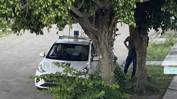 Una patrulla con agentes que vigilan a la activista Yamilka Lafita.
