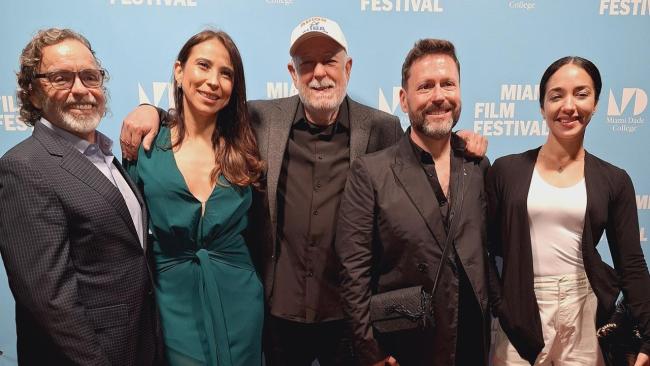 Rolando Díaz (al centro) en el estreno de 'Adiós Cuba' en Miami. A su derecha, el crítico de cine Alejandro Ríos y la protagonista Yuliet Cruz. A su izquierda, el actor Frank Moreno y la testimoniante Aydana Feebles.