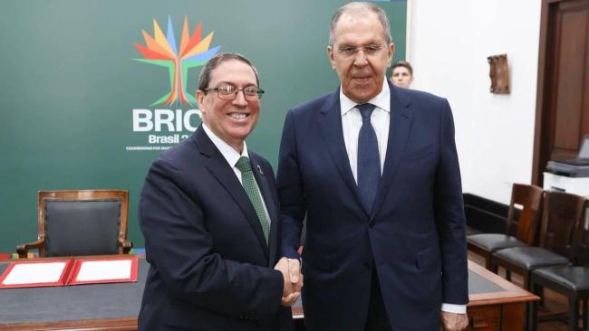 Bruno Rodríguez y Serguéi Lavrov tras la firma del acuerdo.