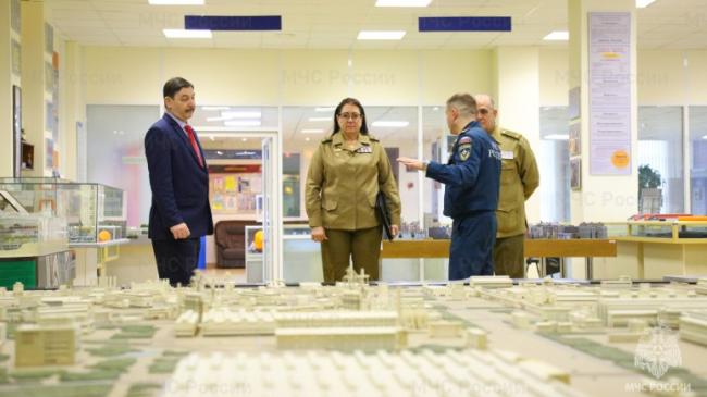 Mónica Milián Gómez (centro), agregada militar de La Habana en Moscú, durante la visita.