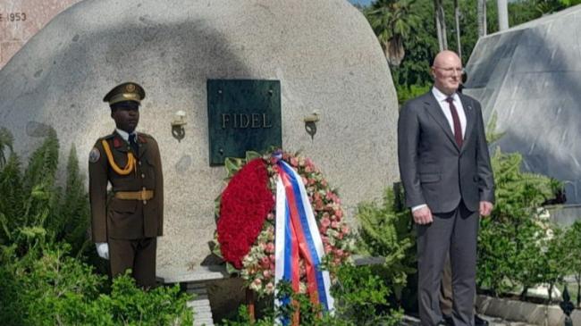 El vice primer ministro de Rusia, Dimitri Chernishenko, en la tumba de Fidel Castro.