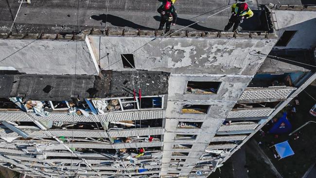 Rescatistas en un edificio ucraniano destrozado por un misil ruso.