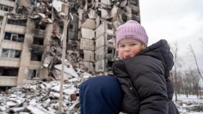 Un padre y su hija en una ciudad de Ucrania bombardeada por Rusia.