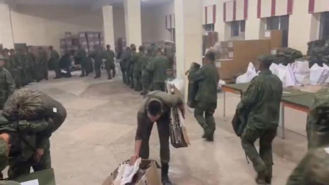 Soldados norcoreanos recibiendo uniformes en una instalación militar rusa.