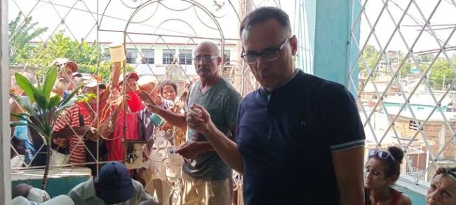 José Daniel Ferrer en la sede de la UNPACU donde personas esperan para alimentarse.