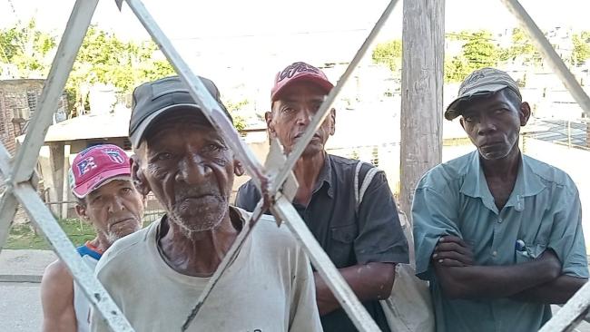 Personas aguardan para alimentarse en la sede de la UNPACU en Santiago de Cuba.