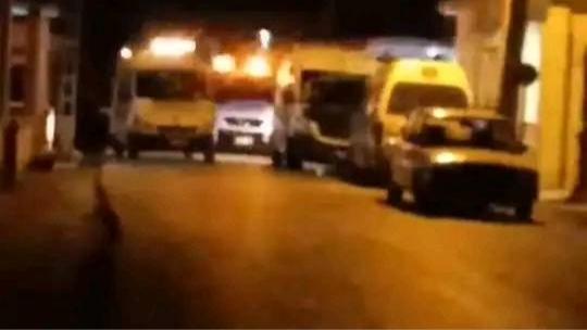 Los lesionados en el accidente son trasladados en ambulancia.