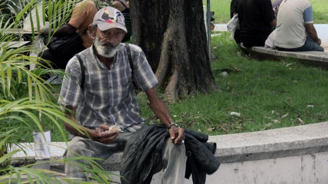 Un anciano en un parque de La Habana.