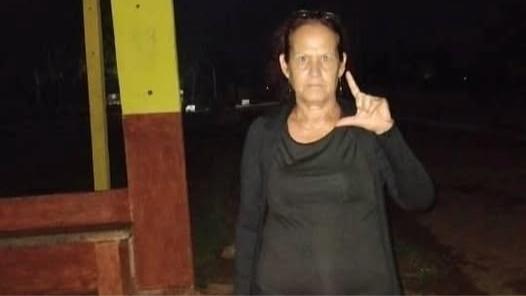 Lisset Fonseca afuera de la prisión de Quivicán en la noche del martes.