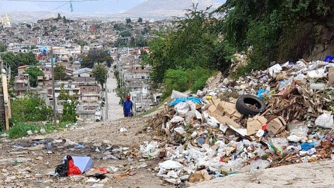Basura sin recoger en una calle de Cuba.