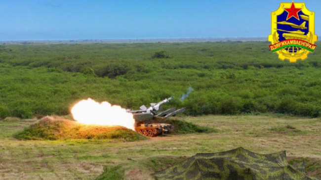 Lanzamiento de prueba de un misil del sistema de defensa aérea S-125-2BM Pechora-2BM. 