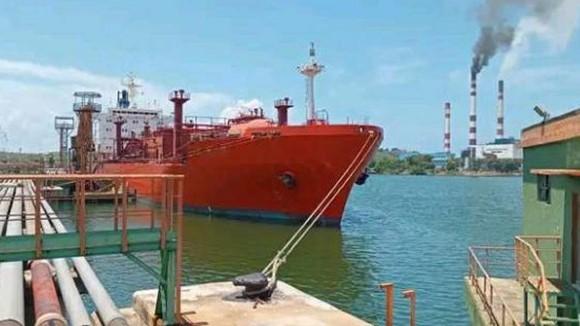 Barco con gas licuado en el puerto de Santiago de Cuba.