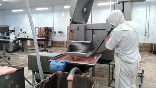Producción de masa cárnica para embutidos en la empresa de Sancti Spíritus.