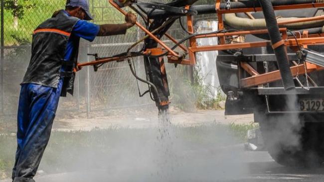 Reparación de una carretera en Cuba.