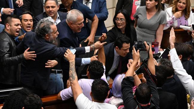 Enfrentamiento en el Senado de Colombia durante la votación de la consulta popular el miércoles 14 de mayo.