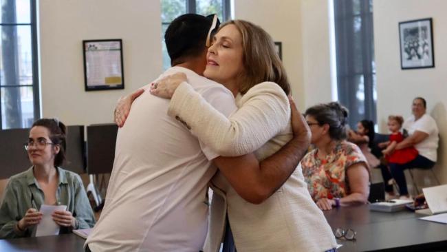 La congresista Kathy Castor y el cubanoamericano Carlos Yuniel Valle.