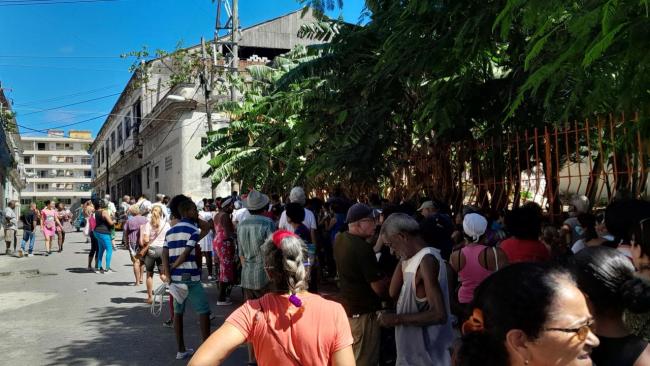 Una cola en Cuba.