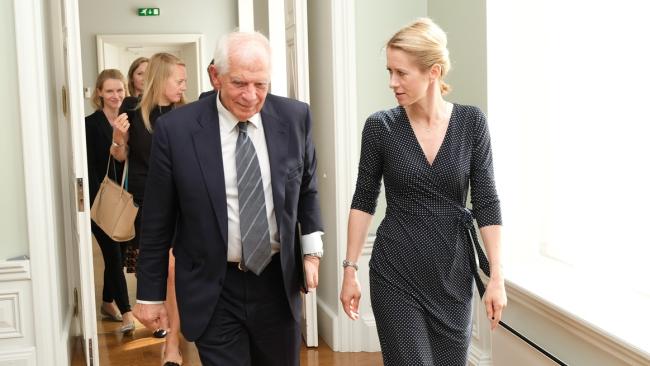 Josep Borrell y Kaja Kallas, durante el traspaso del cargo de jefe de la diplomacia europea.