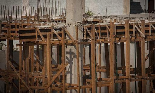 Obra en construcción en Cuba.