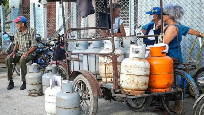 Cubanos haciendo cola para comprar el gas.