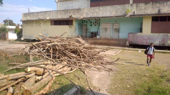 Leña para cocinar en una escuela de Santiago de Cuba.